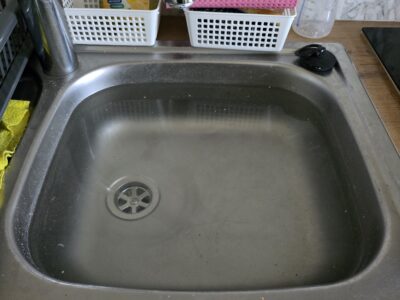 Wasser von Nachbarn kommt bei uns im Spühlbecke hoch.