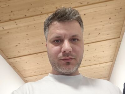 Ich bin Tischler. Wer Hilfe braucht, ich bin da. Aber ich spreche kein Deutsch. Ich bin 36 Jahre alt. Wer mir in seiner Freizeit beim Deutschlernen helfen kann, dem wäre ich sehr dankbar