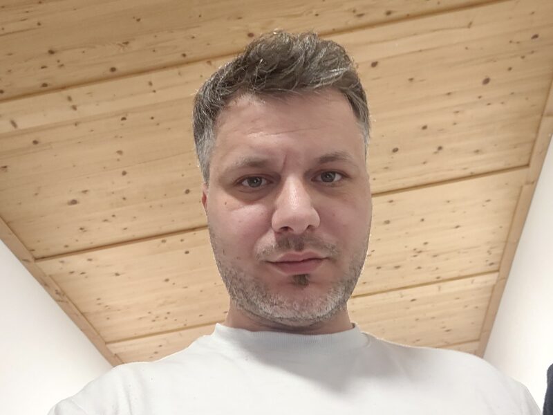 Ich bin Tischler. Wer Hilfe braucht, ich bin da. Aber ich spreche kein Deutsch. Ich bin 36 Jahre alt. Wer mir in seiner Freizeit beim Deutschlernen helfen kann, dem wäre ich sehr dankbar